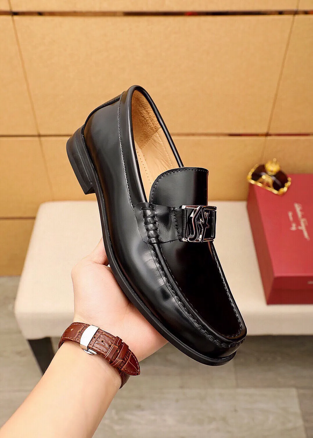 Men's shoes 💰480 💐 Product trademark: Ferragamo "Ferragamo" casual leather shoes Regular size: 38-44 (45🉑️customized) Product materials: Selected imported first-layer open-edge beaded cowhide leather upper + luxury hardware buckle, imported water-dyed cowhide leather lining. Strong three-dimensional visual effect, original outsole color: 3⃣️seed leather materials available